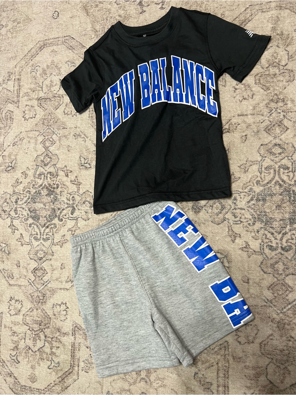 2 PC SHORT SET BLACK SHIRT GREY SHIRTS BLUE PRINT LAC41B02ACK NEW BALANCE